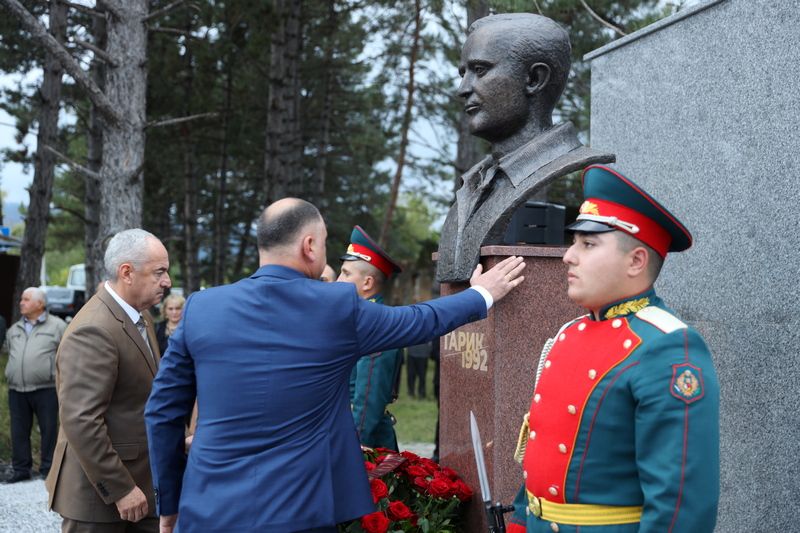 Алан Гаглоев принял участие в церемонии открытия бюста Георгия Догузова