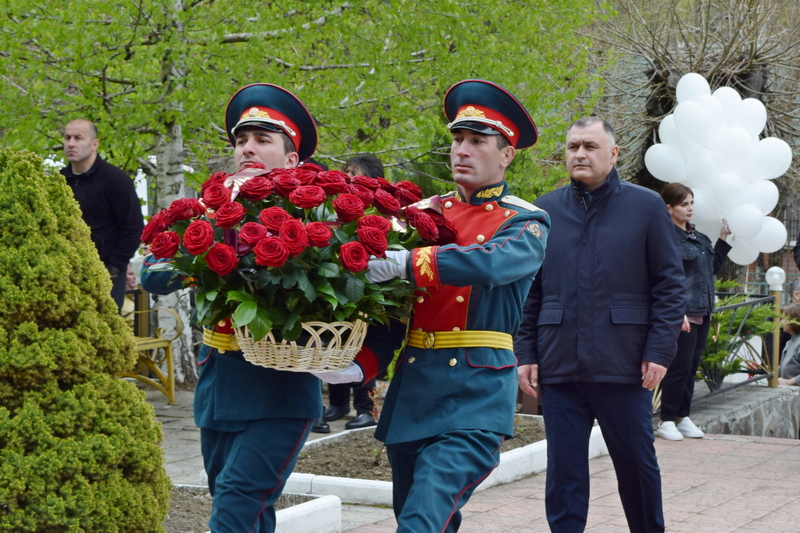 Алан Гаглоев почтил память жертв землетрясения в Дзауском районе