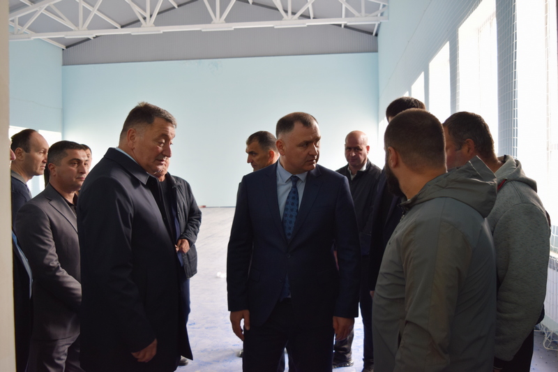 Алан Гаглоев поручил решить проблемы с освещением и вводом в эксплуатацию спортзала в селе Цинагар
