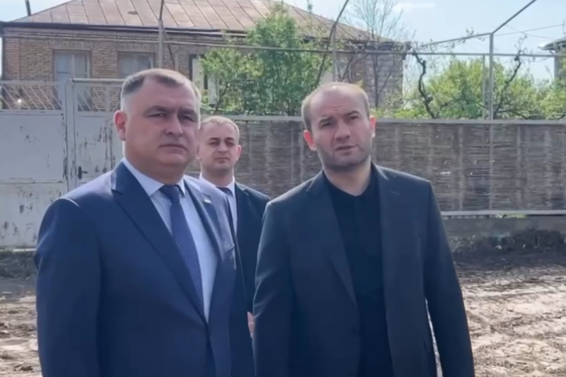 Алан Гаглоев осмотрел придомовые территории на проспекте Алана Джиоева в Цхинвале