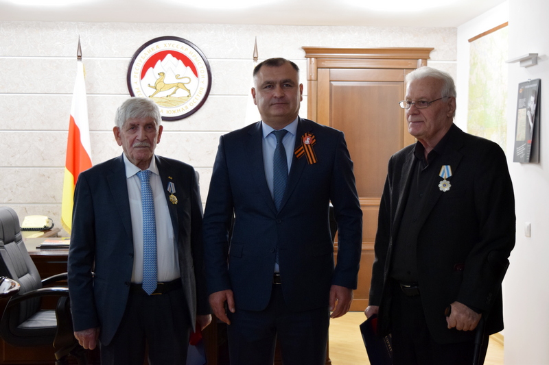 Встреча с  народными художниками Республики Южная Осетия Магрезом Келехсаевым и Ирбегом Алборты