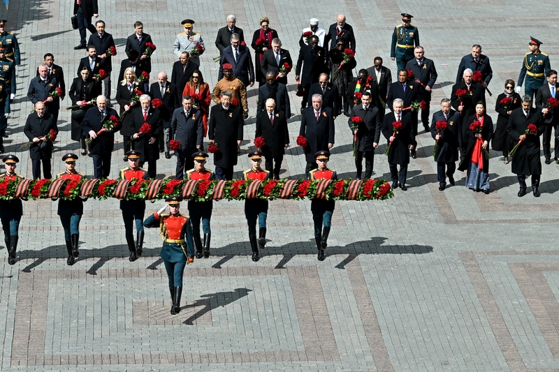 Церемония возложения цветов к Могиле Неизвестного солдата