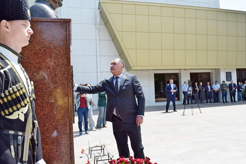 Алан Гаглоев возложил цветы к бюсту Тореза Кулумбегова