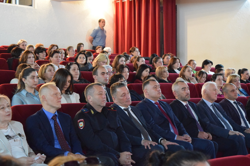Алан Гаглоев посетил торжественное собрание, посвященное Дню медицинского работника