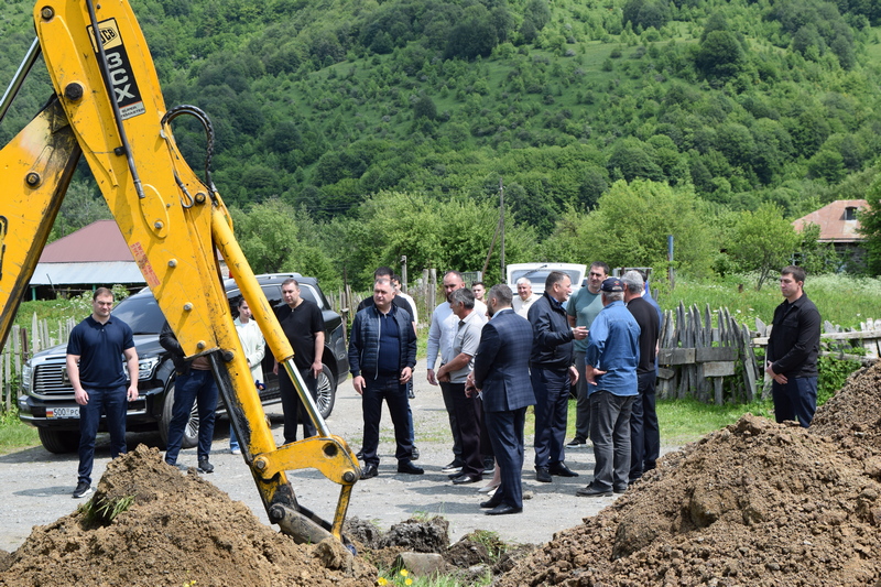 Алан Гаглоев проинспектировал ход работ по газификации Дзауского района