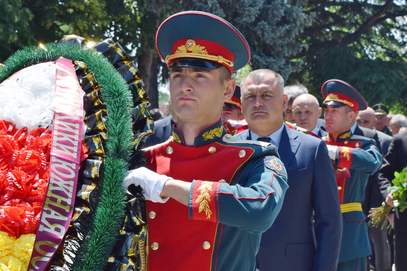 Алан Гаглоев возложил венок к Вечному огню на Аллее Славы
