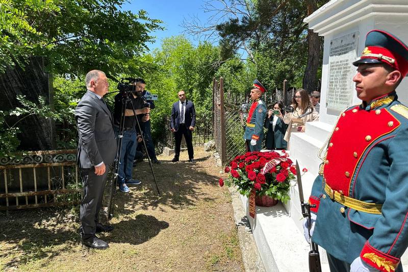 Алан Гаглоев почтил память 13 коммунаров