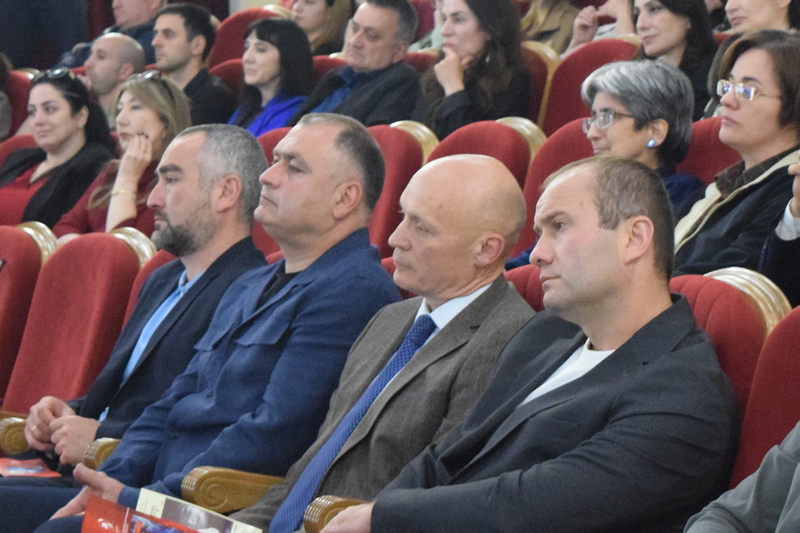 Президент Алан Гаглоев посетил премьеру спектакля «Вечно живые» в Госдрамтеатре им. К. Хетагурова