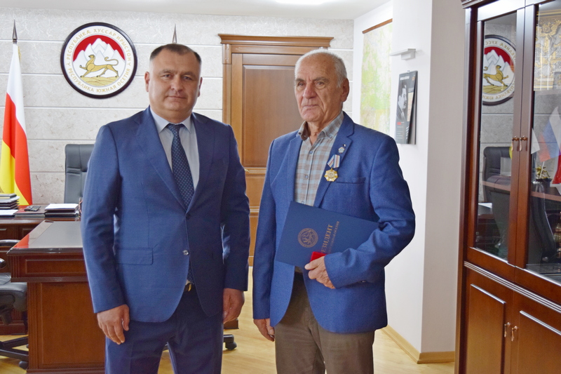 Алан Гаглоев наградил Орденом Почета Роланда Джабиева