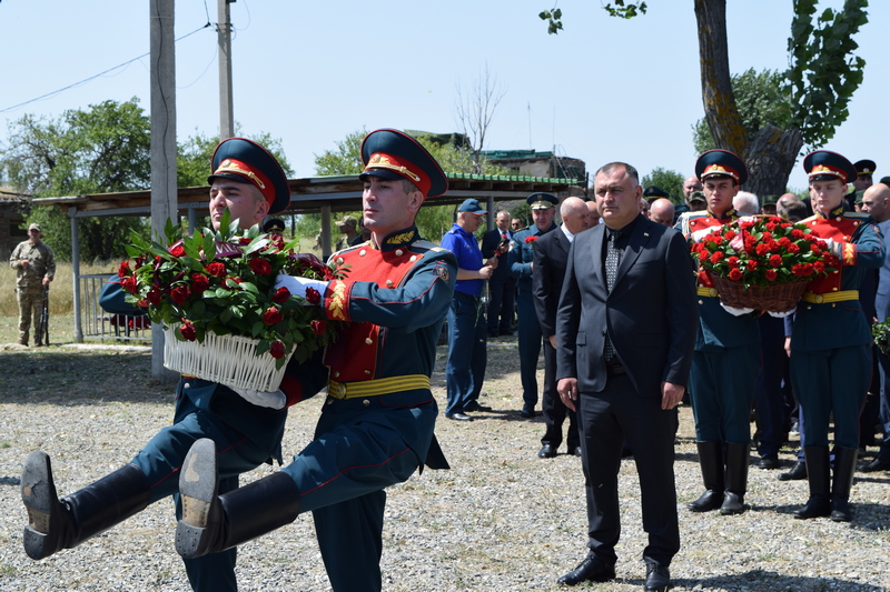 2mqkm2ih. Алан Гаглоев почтил память защитников Отечества