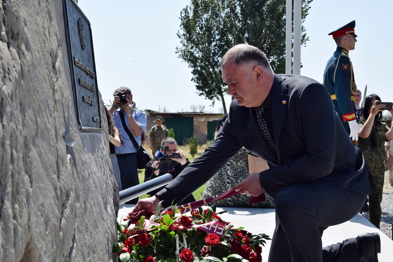 35qiz_mo. Алан Гаглоев почтил память защитников Отечества