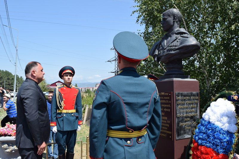 5thvpbto. Алан Гаглоев почтил память защитников Отечества