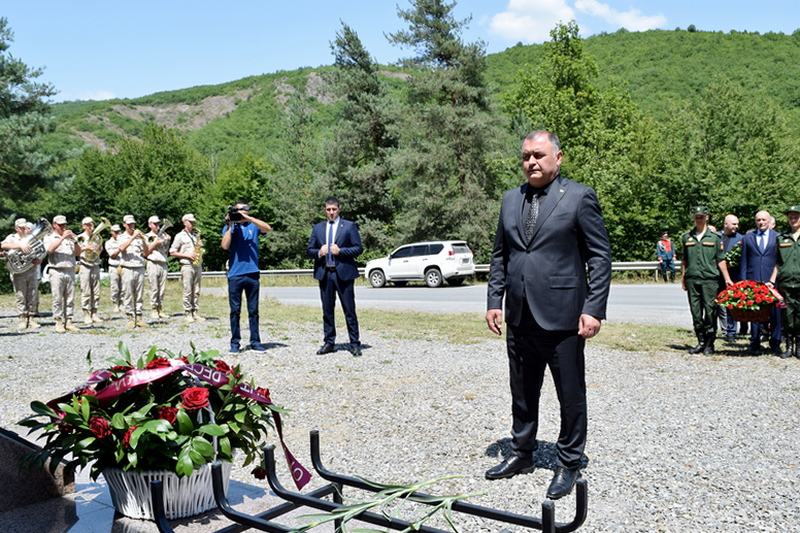 7whqt76. Алан Гаглоев почтил память защитников Отечества