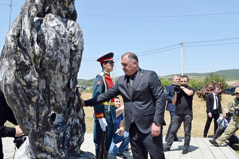 dgdack24. Алан Гаглоев почтил память защитников Отечества