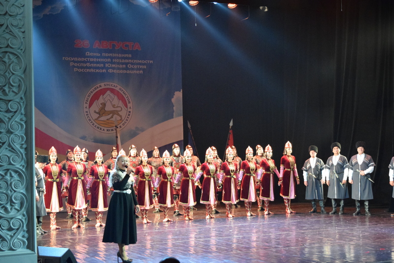 ko1jvde. Алан Гаглоев посетил концерт Государственного ансамбля песни и танца «Симд»