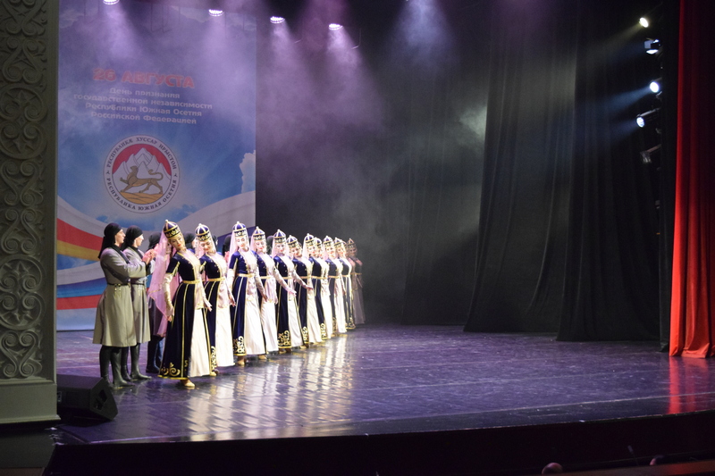 trtchwzy. Алан Гаглоев посетил концерт Государственного ансамбля песни и танца «Симд»