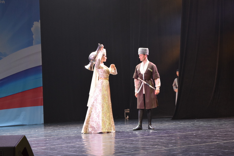 wvoamn8o. Алан Гаглоев посетил концерт Государственного ансамбля песни и танца «Симд»