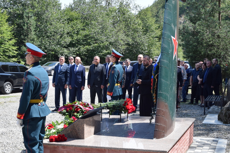 xvr6q0yt. Алан Гаглоев почтил память защитников Отечества