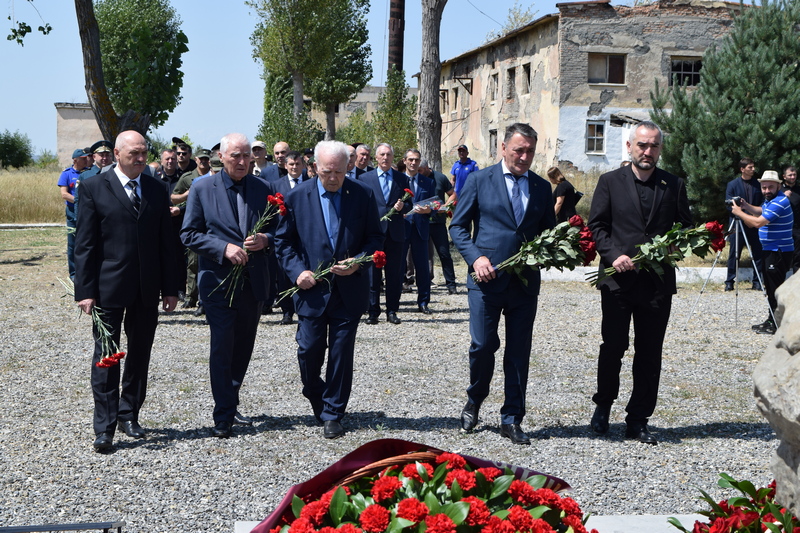 ypw0ms6g. Алан Гаглоев почтил память защитников Отечества