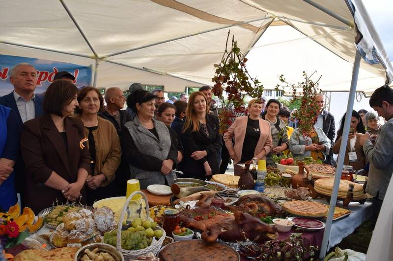 08al2pyf. Алан Гаглоев посетил этнографический праздник «Осетинское подворье»