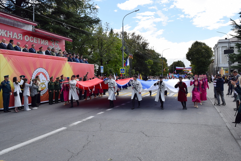 0y9pygij. Военный парад в честь празднования 35-й годовщины Республики Южная Осетия