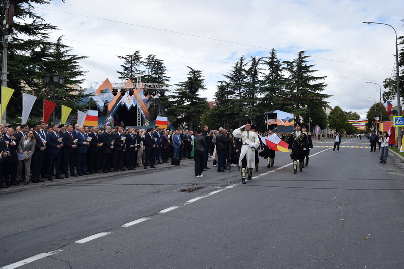 7uwc_q7d. Алан Гаглоев: «Бело-красно-желтый триколор – символ нашей независимости, нашей истории и нашего будущего»