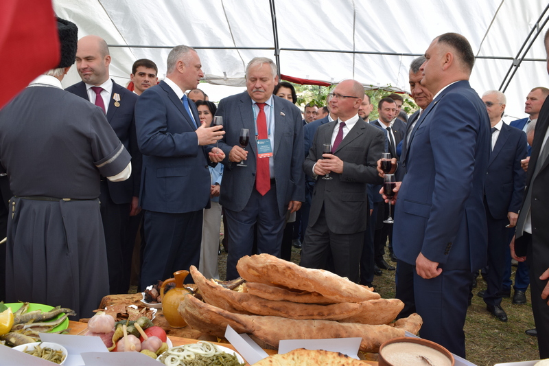 8bxgotgm. Алан Гаглоев посетил этнографический праздник «Осетинское подворье»