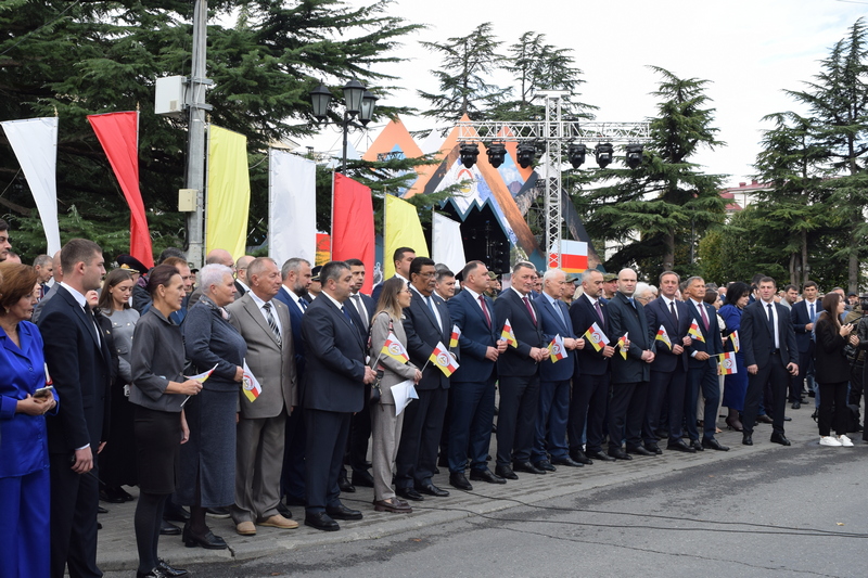 8xd9352v. Алан Гаглоев: «Бело-красно-желтый триколор – символ нашей независимости, нашей истории и нашего будущего»