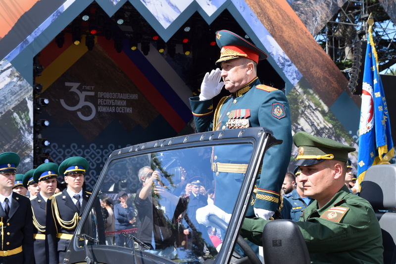 ezw6_4ul. Военный парад в честь празднования 35-й годовщины Республики Южная Осетия