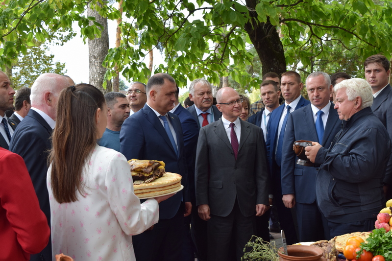 uvn7ch6. Алан Гаглоев посетил этнографический праздник «Осетинское подворье»