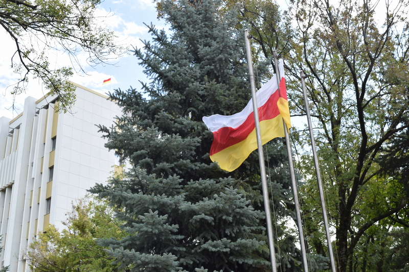 xy_3pphz. Алан Гаглоев: «Бело-красно-желтый триколор – символ нашей независимости, нашей истории и нашего будущего»