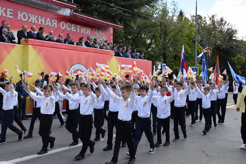 zf37e1b1. Военный парад в честь празднования 35-й годовщины Республики Южная Осетия