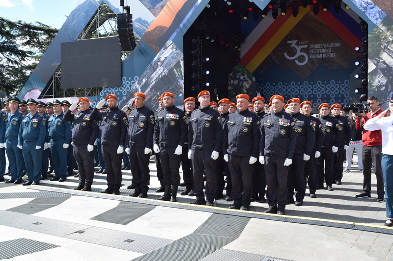 zx3myclx. Военный парад в честь празднования 35-й годовщины Республики Южная Осетия