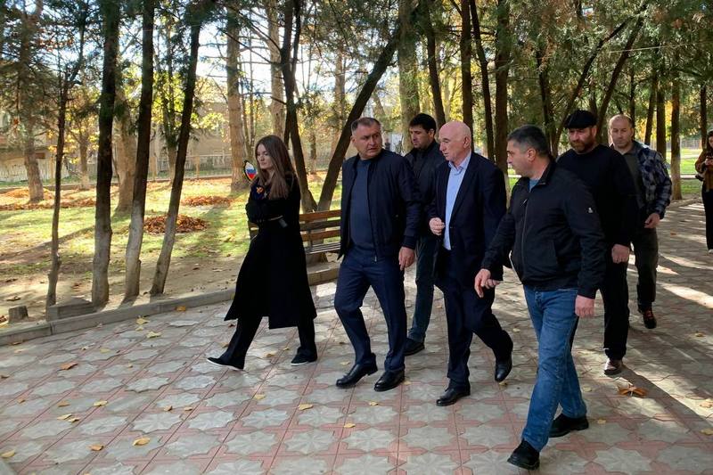 1_rm1lr. Алан Гаглоев проинспектировал работы по реставрации памятников ВОВ в Ленингорском районе