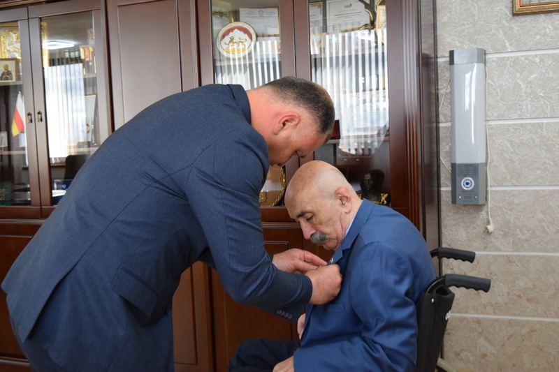 1tnlqs_j. Алан Гаглоев поздравил Мурата Джиоева с 70-летним юбилеем