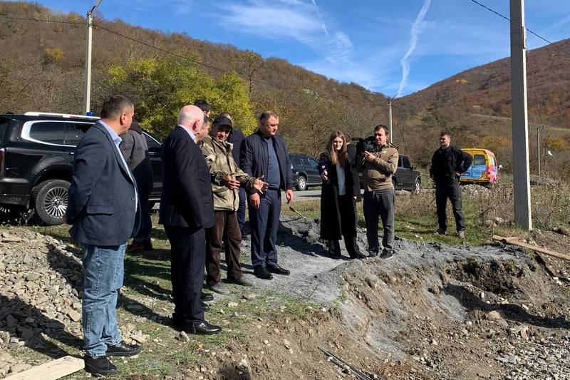 9fsr7dts. Алан Гаглоев проинспектировал работы по реставрации памятников ВОВ в Ленингорском районе