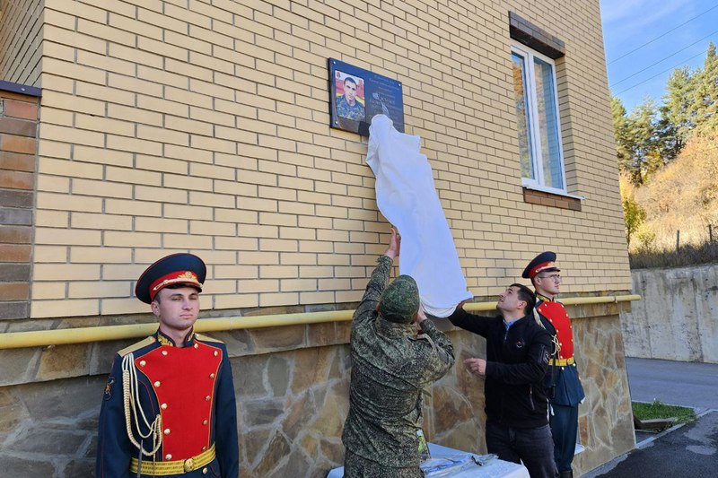 9nj4q6e8. Алан Гаглоев принял участие в открытии памятной доски герою СВО Ацамазу Джиоеву