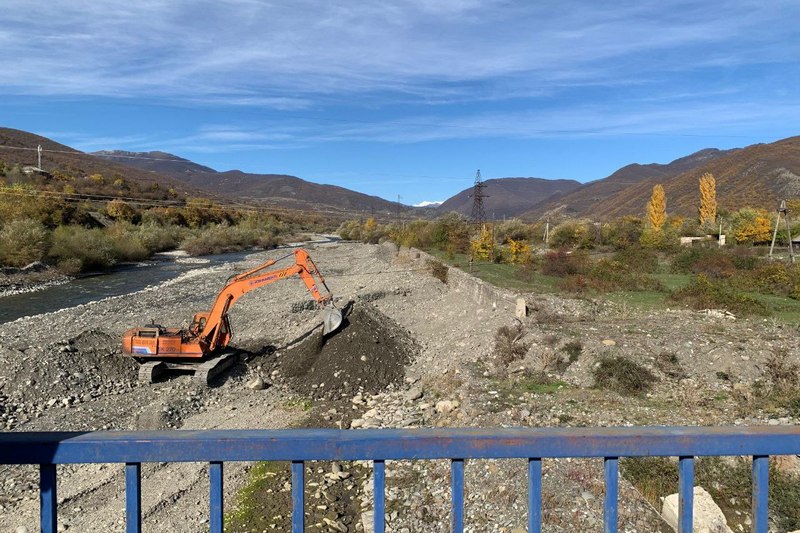 9vn9e6b5. Алан Гаглоев проинспектировал работы по реставрации памятников ВОВ в Ленингорском районе