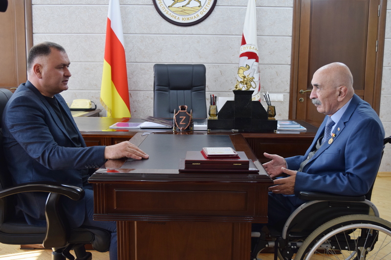 agg41ok3. Алан Гаглоев поздравил Мурата Джиоева с 70-летним юбилеем