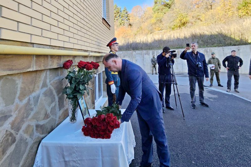 f6v8zt5p. Алан Гаглоев принял участие в открытии памятной доски герою СВО Ацамазу Джиоеву