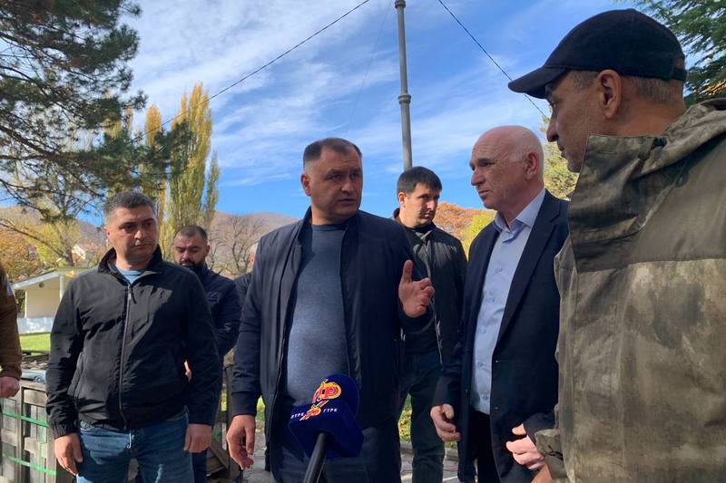 krwooe41. Алан Гаглоев проинспектировал работы по реставрации памятников ВОВ в Ленингорском районе