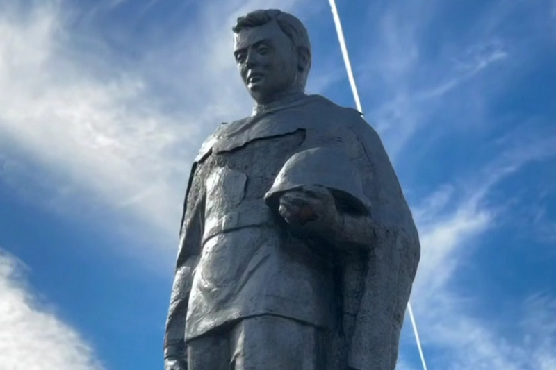 n94_o8l. Алан Гаглоев проинспектировал работы по реставрации памятников ВОВ в Ленингорском районе