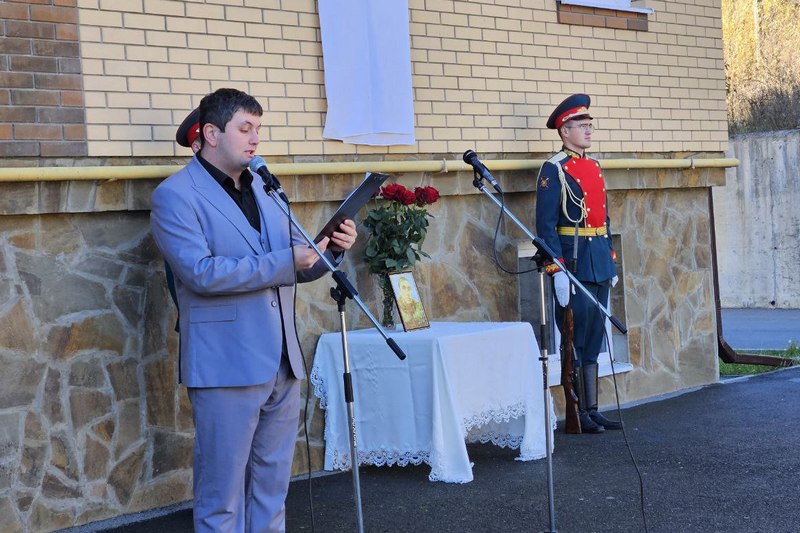 og2uluns. Алан Гаглоев принял участие в открытии памятной доски герою СВО Ацамазу Джиоеву