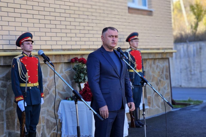 qfn585hc. Алан Гаглоев принял участие в открытии памятной доски герою СВО Ацамазу Джиоеву