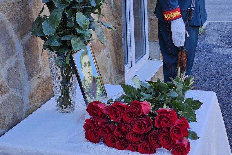 s9osxpk7. Алан Гаглоев принял участие в открытии памятной доски герою СВО Ацамазу Джиоеву