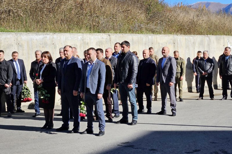 x5c_plz. Алан Гаглоев принял участие в открытии памятной доски герою СВО Ацамазу Джиоеву