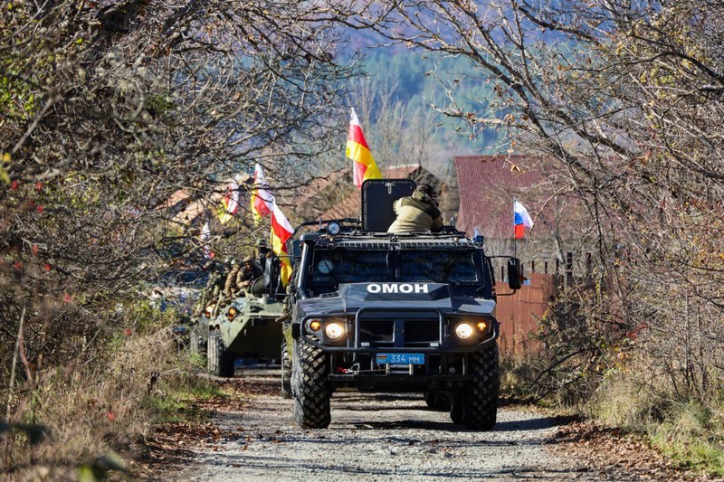 3y6j_wks. Алан Гаглоев приветствовал участников марш-броска на бронетехнике