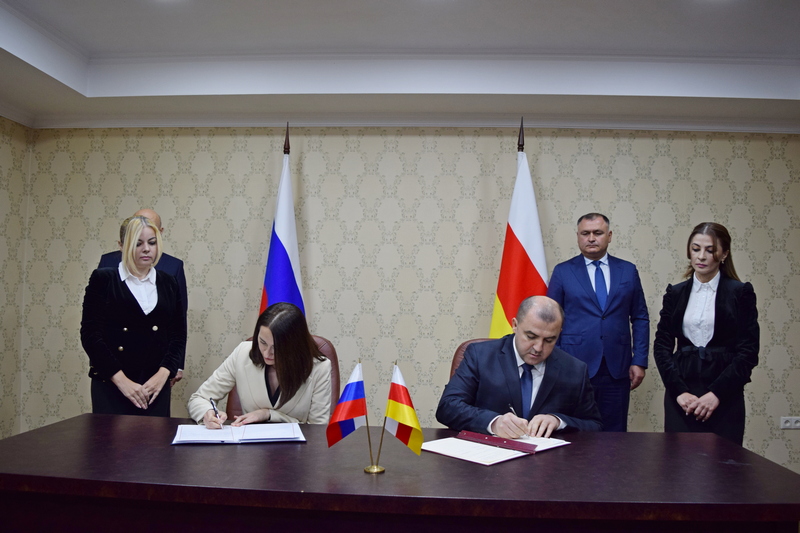 Алан Гаглоев принял участие в церемонии подписания Соглашения между РЮО и РФ о порядке пенсионного обеспечения сотрудников таможенных органов и членов их семей