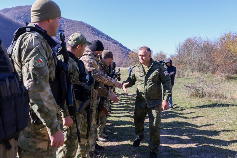 e1lpro3v. Алан Гаглоев приветствовал участников марш-броска на бронетехнике