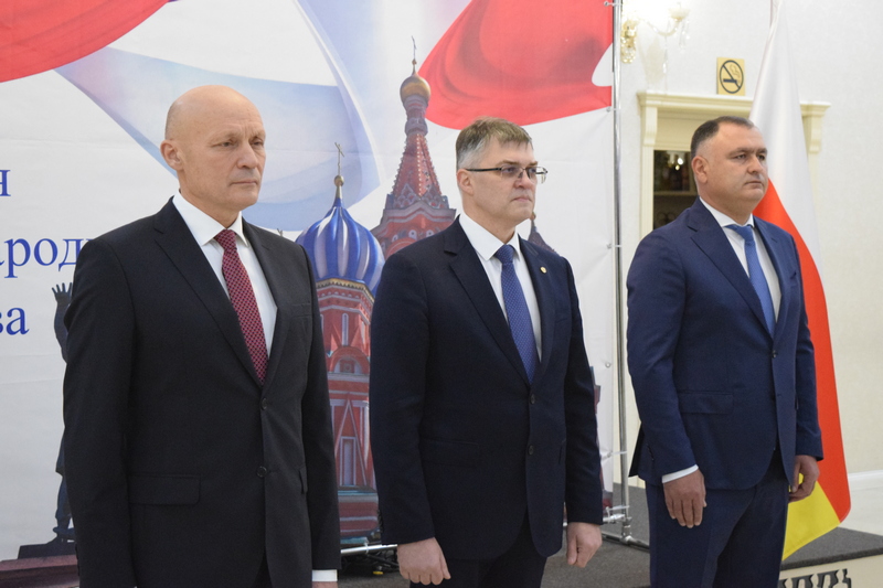 fthpmpua. Алан Гаглоев принял участие в торжественном приеме, посвященном Дню народного единства